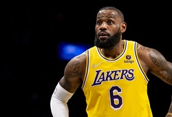 Đang thăng hoa tột độ, LeBron James không may bị đau đầu gối