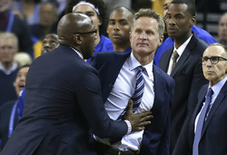 NBA 2017-18: Popovich bị đuổi khỏi sân, Warriors ngược dòng ngoạn mục