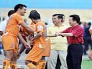 Mốt đua tiền thưởng tại V-League: "Con dao hai lưỡi"