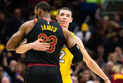NBA 2017-18: LeBron James cân bằng thành tích của Larry Bird