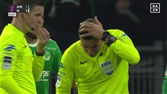 Trận đấu ở Ligue 1 tạm dừng 45 phút vì trọng tài bị ném trúng đầu