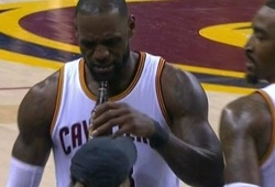 LeBron James chọc cười khán giả với hành động ngộ nghĩnh