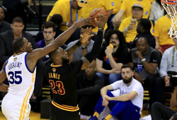 Không chỉ tấn công, Kevin Durant cũng đang xuất sắc trong phòng ngự