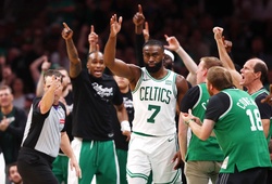 Brown và Tatum thay nhau "clutch", Celtics trừng phạt sai lầm của Pacers để dẫn trước tại CK miền Đông
