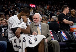 Tin NBA 6/10: ﻿LaMarcus Aldridge trò chuyện cùng HLV Popovich