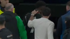Sao Real Madrid túm cổ Saka trong đường hầm