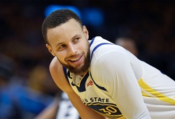 Stephen Curry cùng Warriors thắng trận sân khách hiếm hoi, dồn Kings vào cửa bị loại