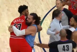 Xem ngay: “Aquaman" Steven Adams bế đối thủ sang một bên khỏi ẩu đả trong trận đấu