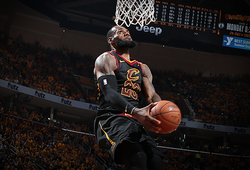 Màn trình diễn Slam Dunk Contest của LeBron như một gáo nước lạnh vào mặt Celtics tại game 3