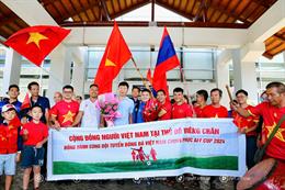 Thầy trò HLV Kim Sang Sik được chào đón khi tới Lào