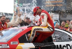 Tay đua da đen đầu tiên vô địch NASCAR sau 58 năm trên chiếc xe của Michael Jordan