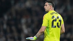 Emiliano Martinez bị la ó mỗi lần chạm bóng