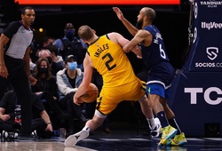 Tay ném Joe Ingles dính chấn thương đầu gối ghê rợn: Đồng đội không dám tin vào mắt mình