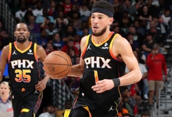Ba lần ghi 50 điểm trước cùng một đối thủ, Devin Booker dùng kì tích NBA làm quà tặng gia đình