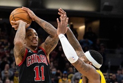 Xem ngay: DeMar Derozan ném game-winner điên rồ, giải cứu Chicago ở giây cuối hiệp 4