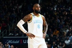 LeBron James cán hai cột mốc quan trọng, lập triple-double trong chiến thắng OT nghẹt thở