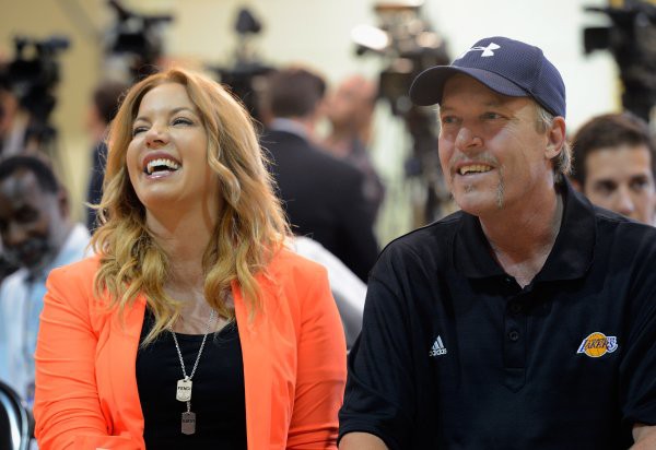 Những ngày vui vẻ giữa hai anh em Jim và Jeanie Buss đã qua đi