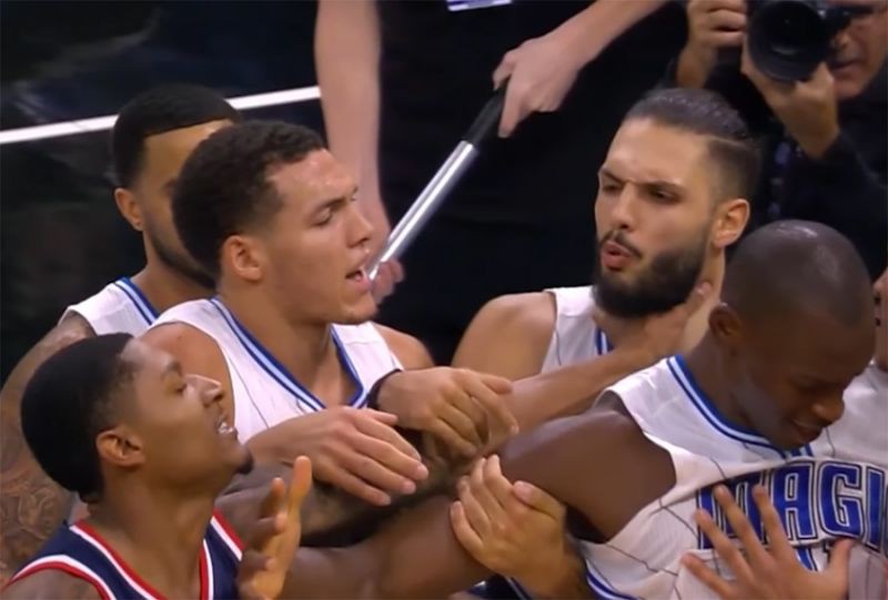 Bradley Beal bóp cổ Evan Fournier