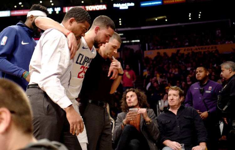 Tin NBA ngày 31/12: Rivers được dìu ra khỏi sân.