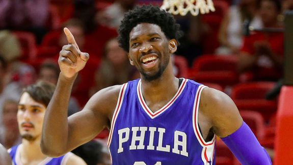 Joel Embiid có màn ra mắt thành công tại NBA