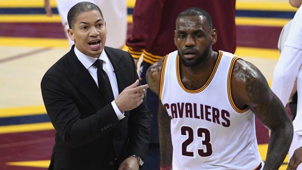 HLV Tyronn Lue xin lỗi vì để các ngôi sao nghỉ ngơi trong trận đấu với Memphis Grizzlies