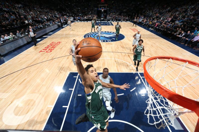 Tin NBA ngày 2/2: Brogdon đã bị đau sau pha lên rổ này.