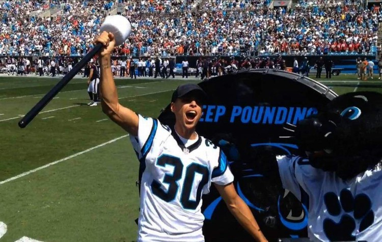 Tin NBA ngày 24/12: Curry là fan lâu năm của đội bóng NFL Carolina Panthers.