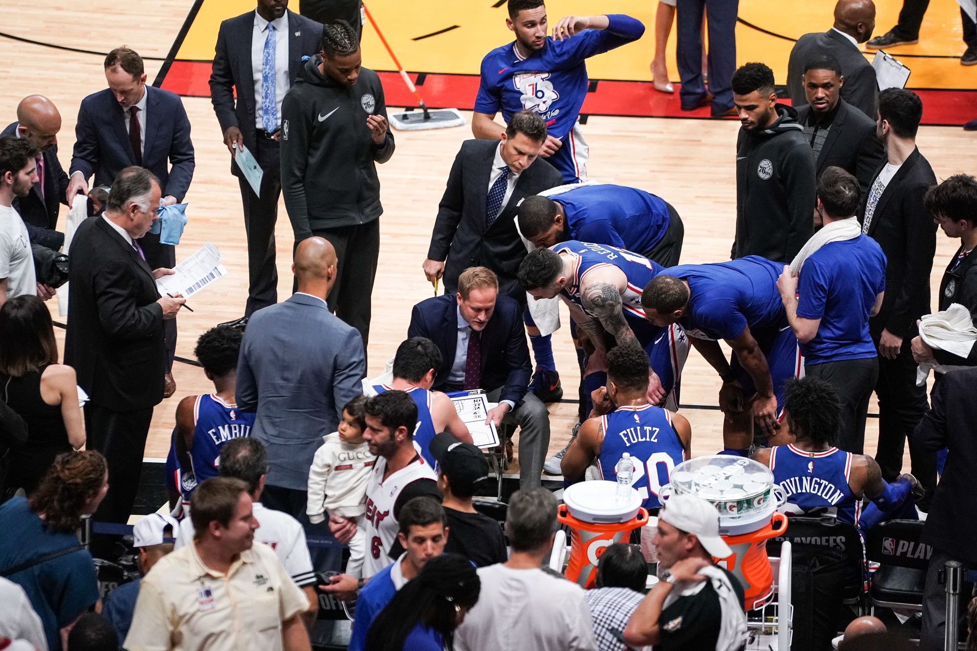 Brett Brown hoàn toàn trên cơ người đồng nghiệp của mình.