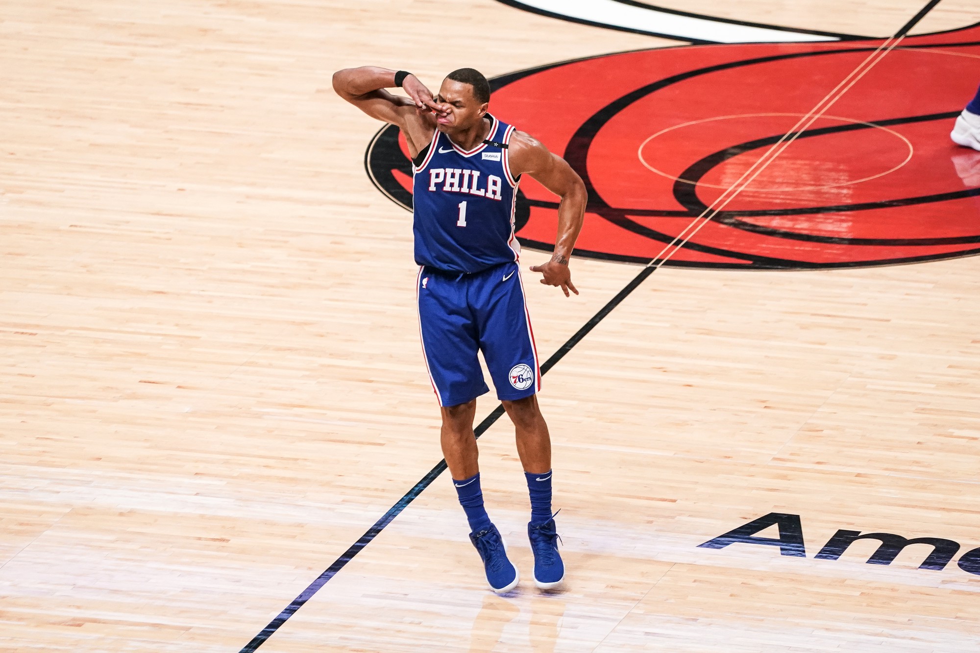 Justin Anderson đã làm tốt khi kiềm hãm được Wade.