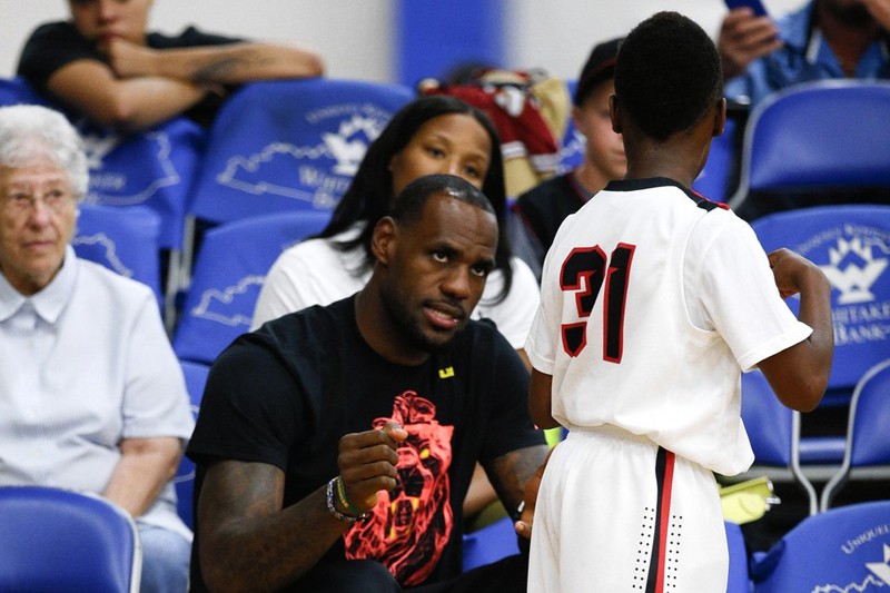 LeBron James khích lệ tinh thần con trai trong một trận đấu ở AAU.