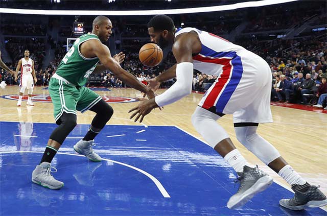 Pha tranh bóng giữa Al Horford (xanh) và Andre Drummond của Detroit Pistons.