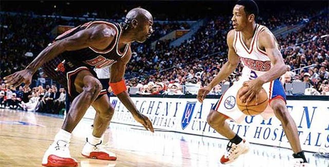 Iverson đối đầu với Jordan trong năm đầu tân binh. Một hình ảnh quen thuộc và rất ấn tượng.