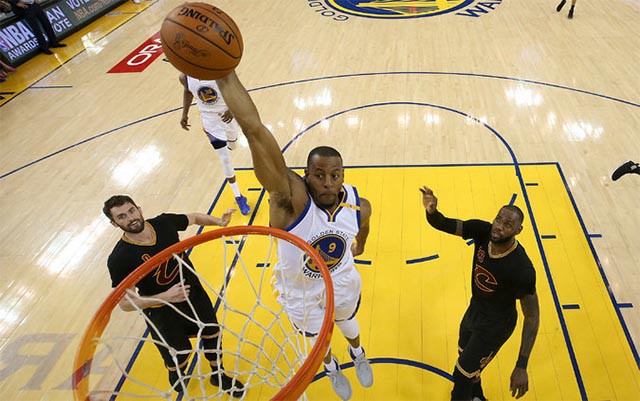 Andre Iguodala tấn công rổ của Cleveland Cavaliers ở Game 5