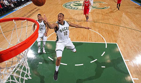 Giannis Antetokounmpo (trái) và Jabari Parker là chỗ dựa của Milwaukee Bucks.