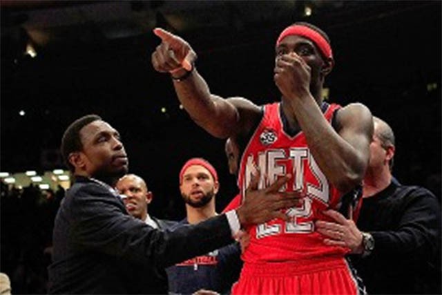 Anthony Morrow mất tới 4 cái răng do nhận cùi chỏ của Carmelo Anthony 