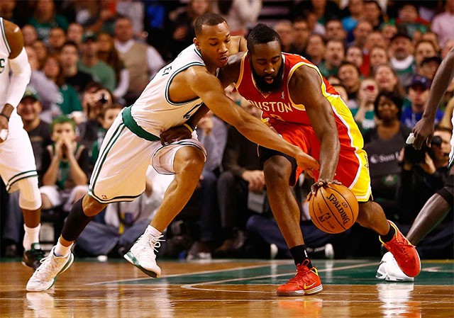 Làm hệ thống phòng ngự của Pistons mạnh hơn còn bao gồm vai trò hứa hẹn của tân binh Avery Bradley.