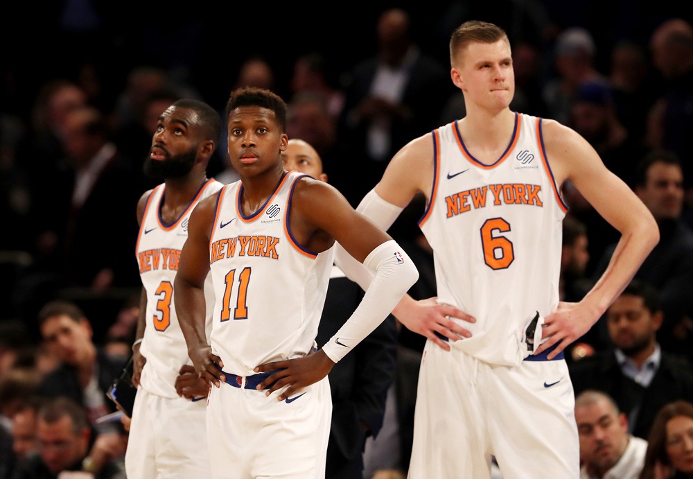 Tim Hardaway Jr. (áo số 3) và tân binh Frank Ntilikina (áo số 11) cùng Porzingis.