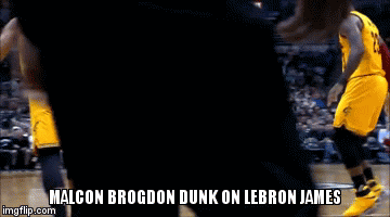Cú up rổ của Brogdon trước mặt LeBron James