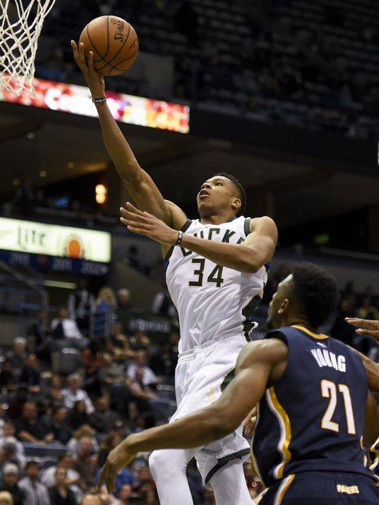 Giannis Antetokounmpo giúp Bucks bứt lên từ hiệp 3.