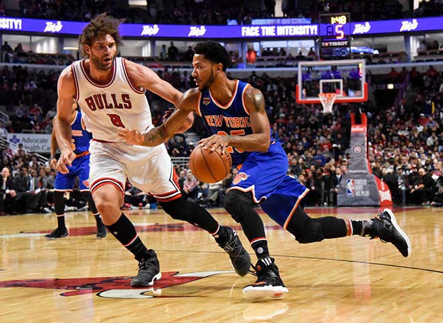 Derrick Rose (25) luôn nhận được sự ủng hộ của CĐV Chicago dù khoác áo Knicks.