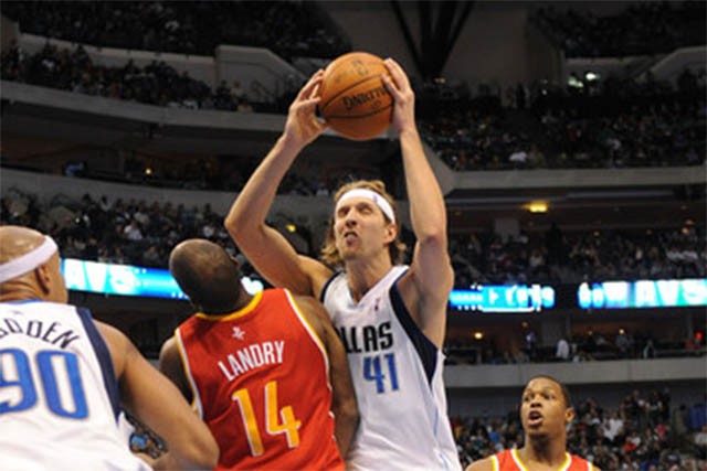 Carl Landry dính đòn chỏ của Dirk Nowitzki