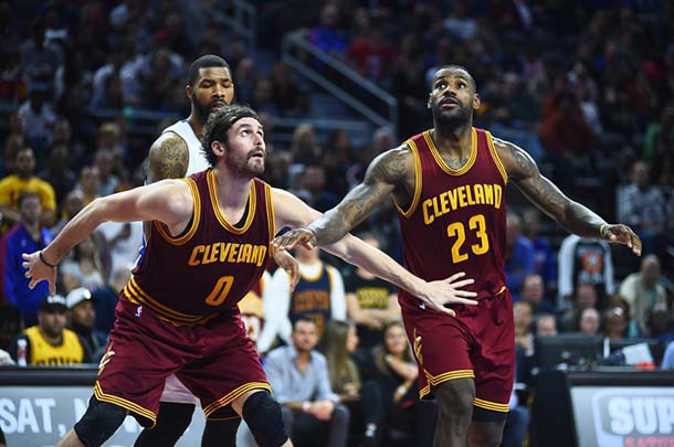 Kevin Love và LeBron James (phải) - các trụ cột của Cleveland Cavaliers.