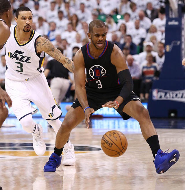 Chris Paul kiểm soát bóng ở trận thắng Utah Jazz cuối mùa trước.