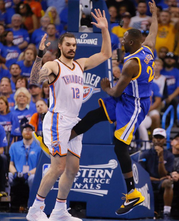 Draymond Green đá vào háng Steven Adams