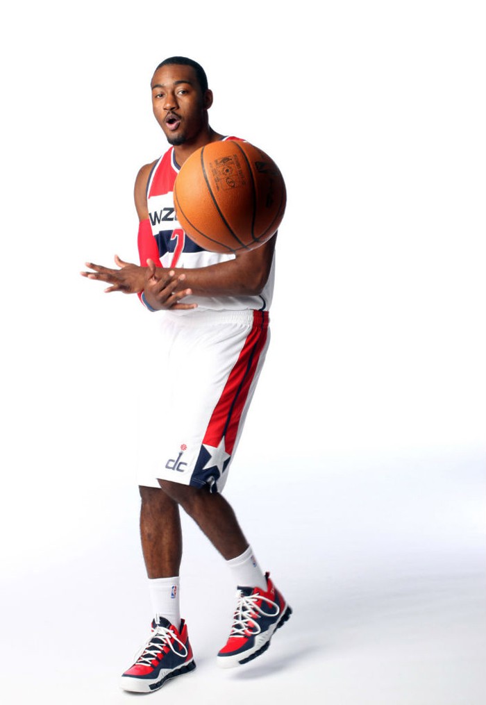 John Wall cùng với Reebok Zig Escape.