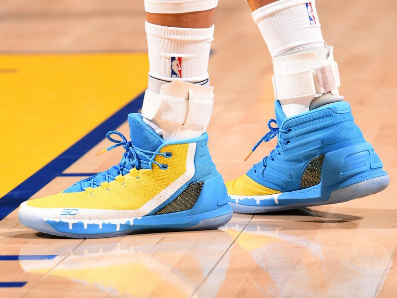 Under Armour Curry 3 phối màu “DubFetti” khá ngộ nghĩnh.