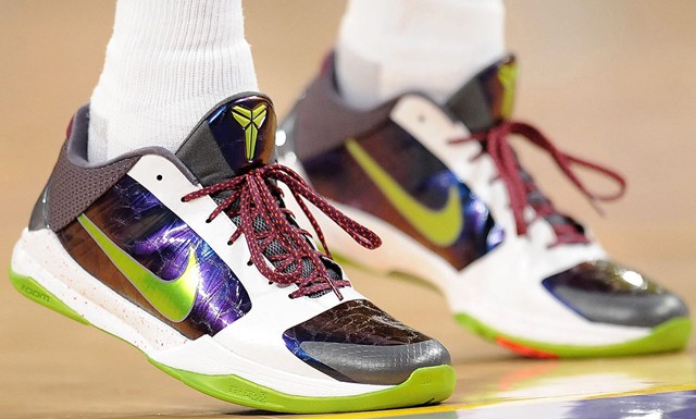 Cận cảnh Nike Zoom Kobe V “Chaos”.