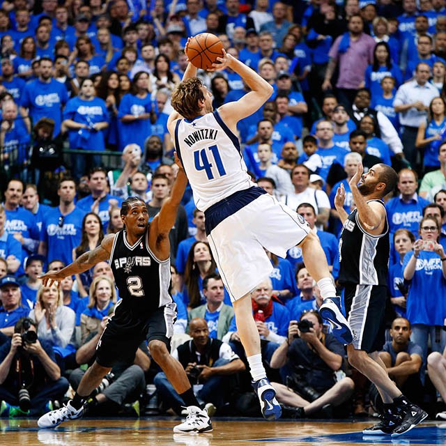 Cú step-back đặc trưng của Dirk Nowitzki.