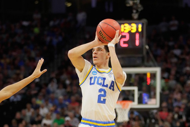 Động tác ném với bóng nằm phía bên trái của Lonzo Ball.
