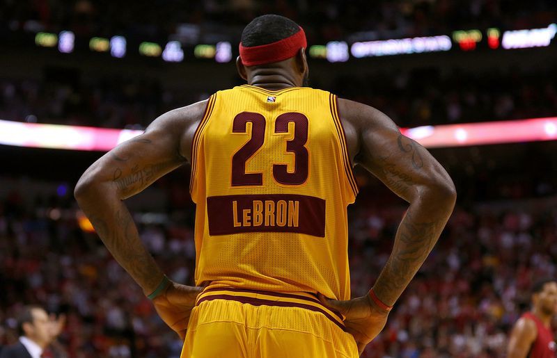 Tên LeBron được thêu lên áo thay vì James như mọi khi.